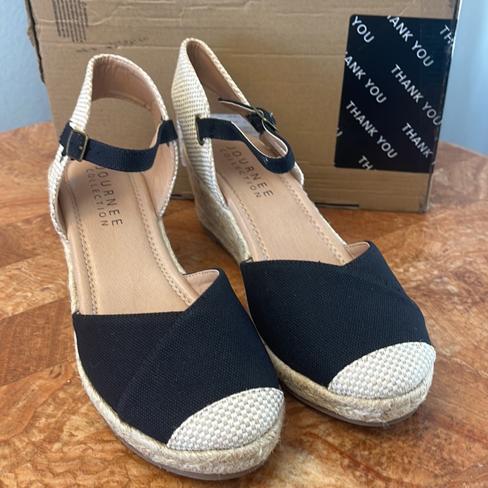 Journee Collection | Black Ashlyn Wide Wedge Sandal  ZL618